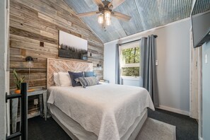 1 bedroom, iron/ironing board, free WiFi, bed sheets - Romantic Waterfall cabin-Hot Tub-Coffee & Tea Bar-Fire Pit (Hot Springs)