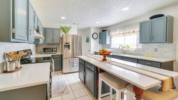 Fridge, microwave, stovetop, dishwasher