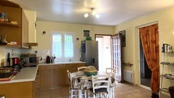 Réfrigérateur, four, batterie de cuisine, vaisselle et ustensiles