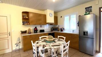 Réfrigérateur, four, batterie de cuisine, vaisselle et ustensiles