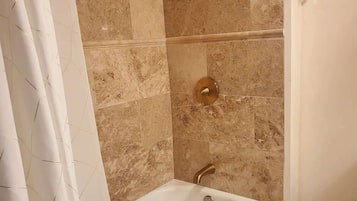 Dusj, hårføner og håndklær