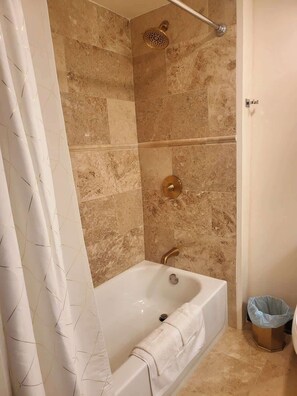 Douche, sèche-cheveux, serviettes fournies