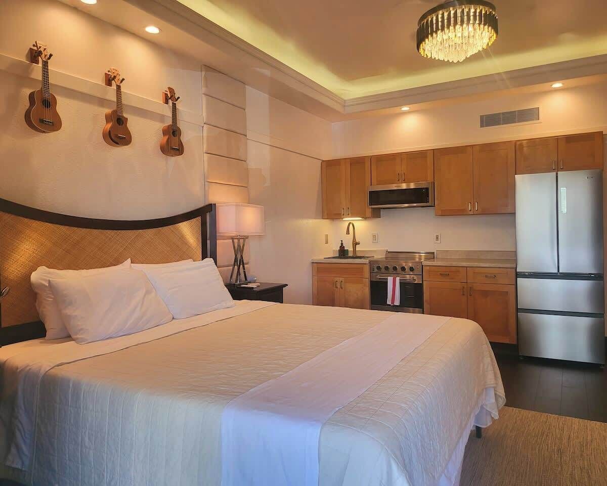 Desk, iron/ironing board, WiFi, bed sheets