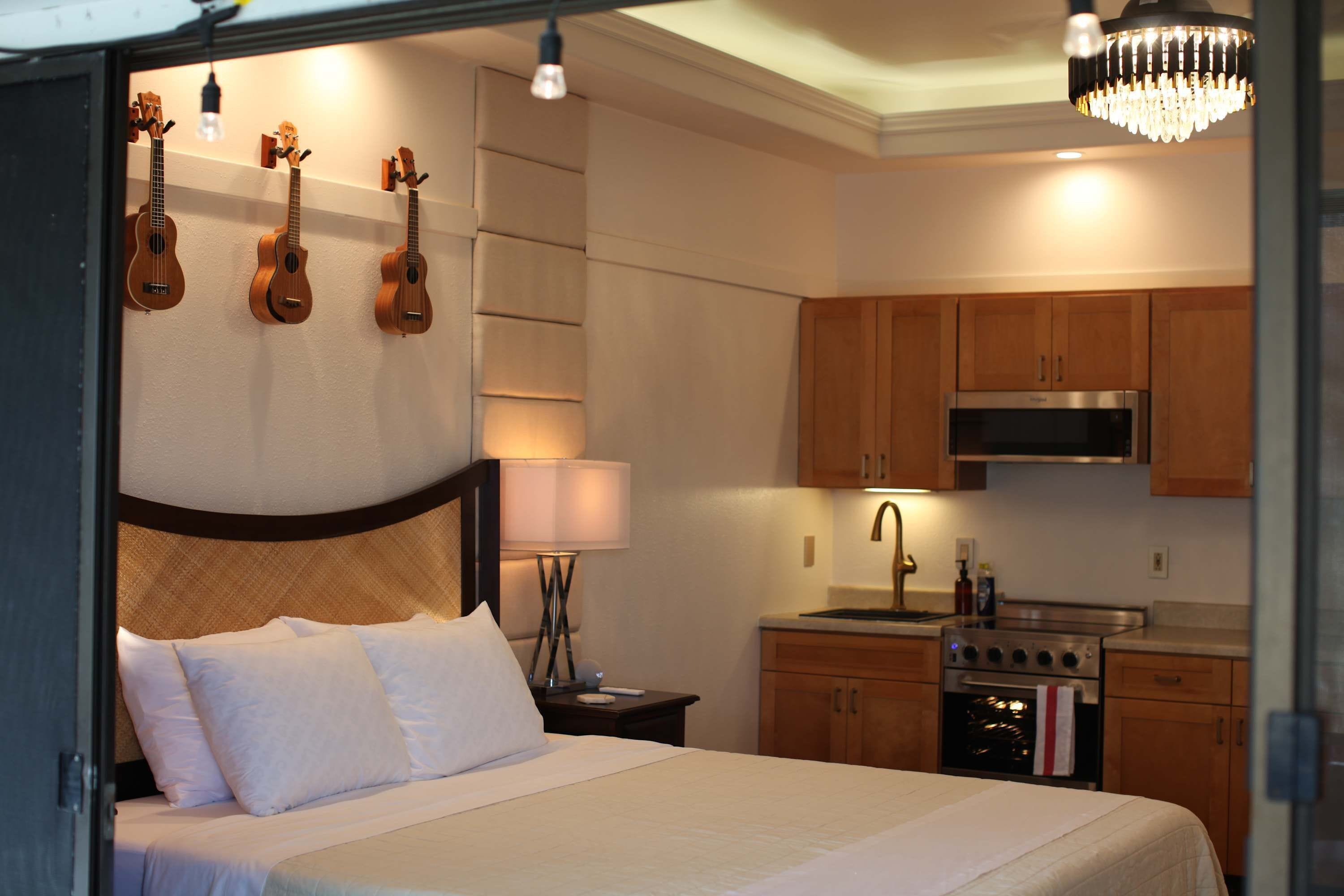 Desk, iron/ironing board, WiFi, bed sheets