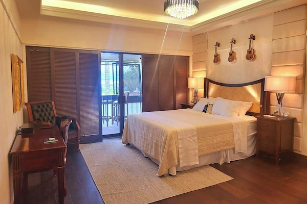 Thoughtfully and elegantly designed. Cal King bed with fine linens and high-end matress.