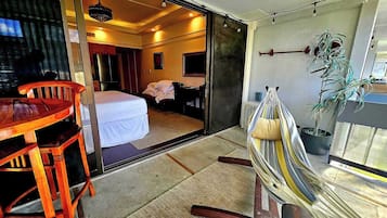 Een bureau, een strijkplank/strijkijzer, wifi, beddengoed