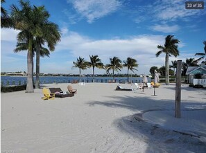 Beach nearby, sun-loungers, beach towels - Beautiful newly furnished Villa in a resort community with tons of amenities (Naples)