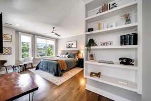 3 habitaciones, tabla de planchar con plancha y cuna de viaje 