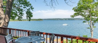 Bay-View. Waterfront Log cabin on the bay. Pet Friendly. 