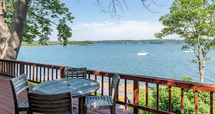 Bay-View. Waterfront Log cabin on the bay. Pet Friendly.