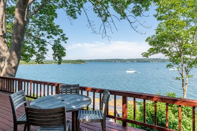 Bay-View. Waterfront Log cabin on the bay. Pet Friendly. 