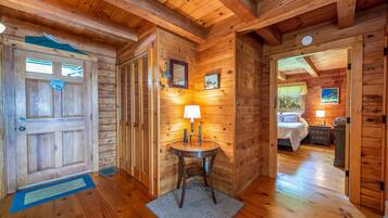 2 bedrooms, desk, free WiFi, bed sheets