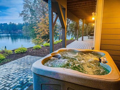 Modern Shelton Waterfront:Hot Tub,Games&Serenity