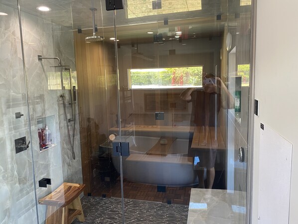 Badewanne, Haartrockner, Handtücher, Seife