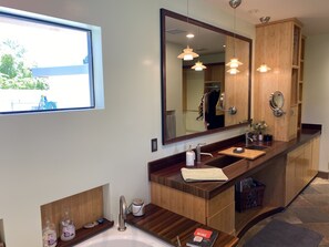 Badewanne, Haartrockner, Handtücher, Seife