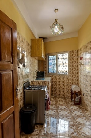 Kühlschrank, Ofen, Herdplatte, Wasserkocher