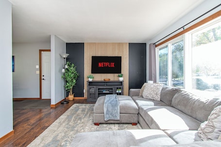 スマートテレビ. 4BR Fenced Yard I King Bed, Games, Pack n Play