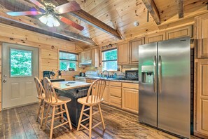 Fridge, microwave, stovetop, coffee/tea maker - Peaceful Decatur Cabin w/ Grill & Fire Pit! (Decatur)