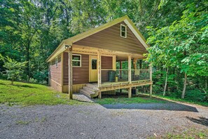 A wooden cabin with a porch, surrounded by trees. - Peaceful Decatur Cabin w/ Grill & Fire Pit! (Decatur)