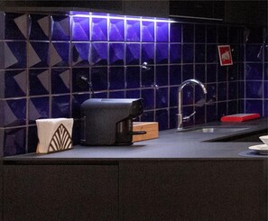 Een koelkast, een magnetron, een oven, een vaatwasser