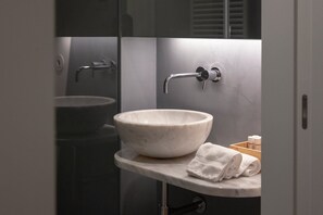 Een douche, een haardroger, handdoeken, zeep