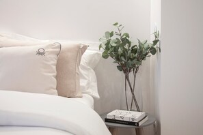 1 quarto, escrivaninha, acesso à internet, roupa de cama