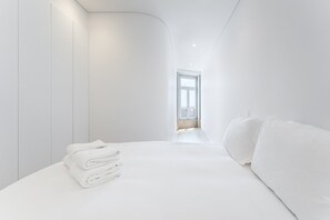 2 多间卧室、办公桌、上网接入、床单