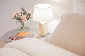 2 bedrooms, desk, Internet, bed sheets