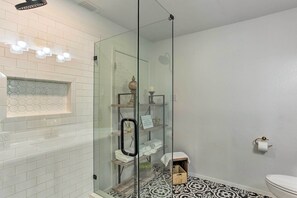 Gratis toiletartikelen, een haardroger, handdoeken