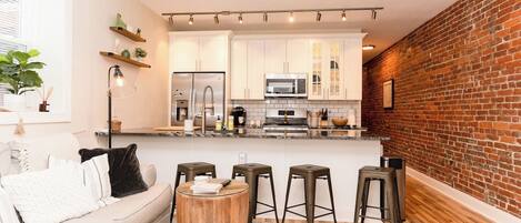 Een koelkast, een microgolfoven, een oven, een kookplaat