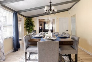 Dining - 20 MINUTES AWAY FROMTHE BEACH (Brunswick)