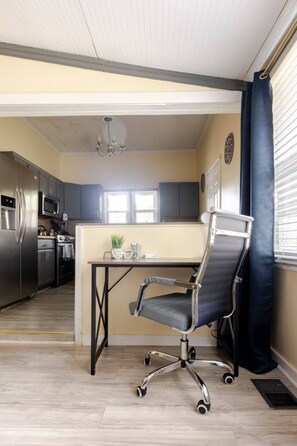 Fridge, microwave, oven, stovetop - 20 MINUTES AWAY FROMTHE BEACH (Brunswick)