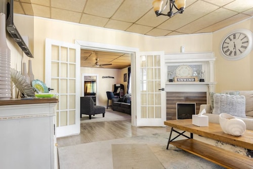 20 MINUTES AWAY FROMTHE BEACH