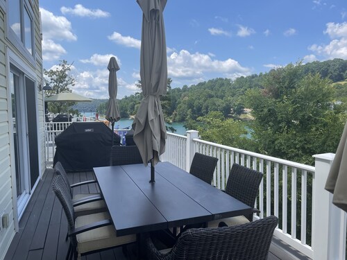 Waterfront 5 Bed, 4 bath w/Golf, Winery, Tiki bar, Deerfield Marina, & boat slip