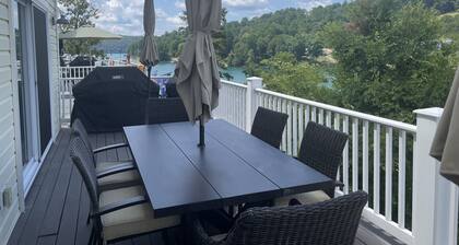 Waterfront 5 Bed, 4 bath w/Golf, Winery, Tiki bar, Deerfield Marina, & boat slip