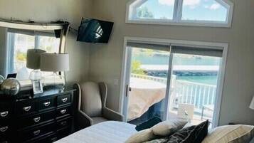 5 bedrooms, desk, free WiFi, bed sheets