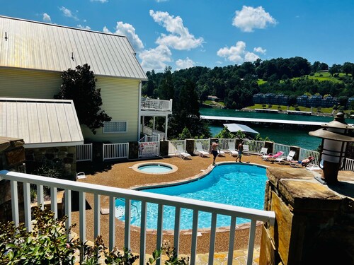 Waterfront 5 Bed, 4 bath w/Golf, Winery, Tiki bar, Deerfield Marina, & boat slip