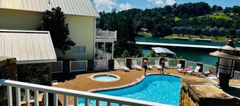 Waterfront 5 Bed, 4 bath w/Golf, Winery, Tiki bar, Deerfield Marina, & boat slip