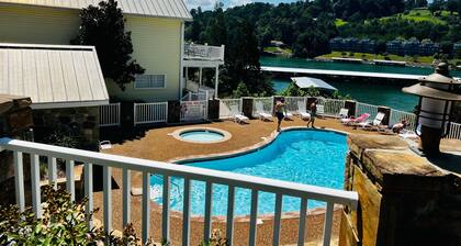 Waterfront 5 Bed, 4 bath w/Golf, Winery, Tiki bar, Deerfield Marina, & boat slip