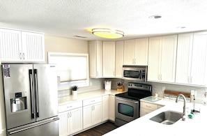 Refrigerador, microondas, horno, placa de cocina