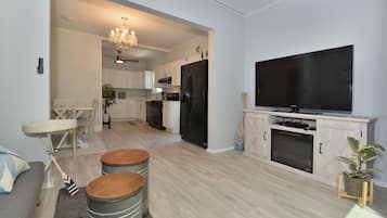 Télévision, cheminée, baby-foot