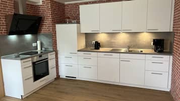 Een oven, een vaatwasser, een broodrooster, een kinderstoel