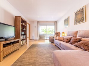 TV - Beautiful apartment for 6 people with WIFI, pool, A/C, TV and terrace (Torredembarra)