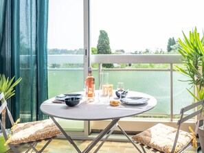 Outdoor dining - Nice apartment for 2 guests with WIFI, TV, terrace and pets allowed (Nice)