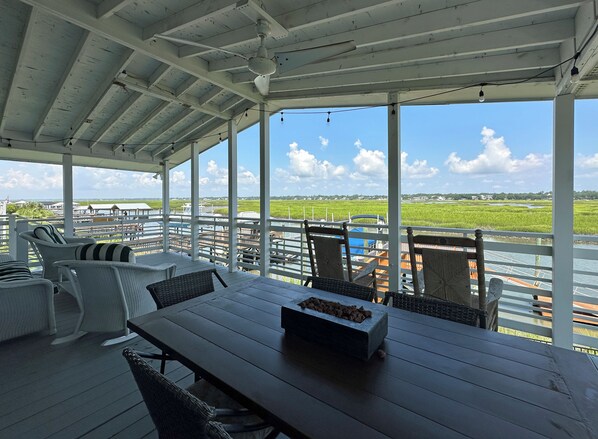 Outdoor dining - Gone Fishing - Channel Front in Garden City Beach (Garden City Beach)