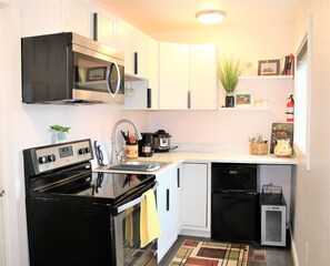 Réfrigérateur, four à micro-ondes, un four, surface de cuisson
