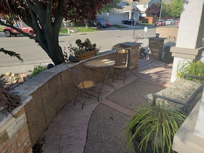 Outdoor dining - An Elegant Executive/Corporate Residence (Sacramento)