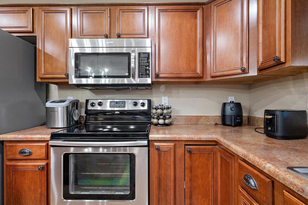 Coffee/tea maker, fridge, microwave, oven