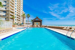 Innendørsbasseng og et oppvarmet basseng