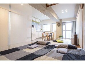 1 室のベッドルーム、デスク、アイロン / アイロン台、WiFi (無料)